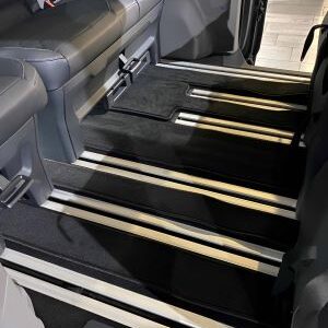 Autix - Črni velur tepihi za potniški prostor in prtljažnik Ford Tourneo Custom L2